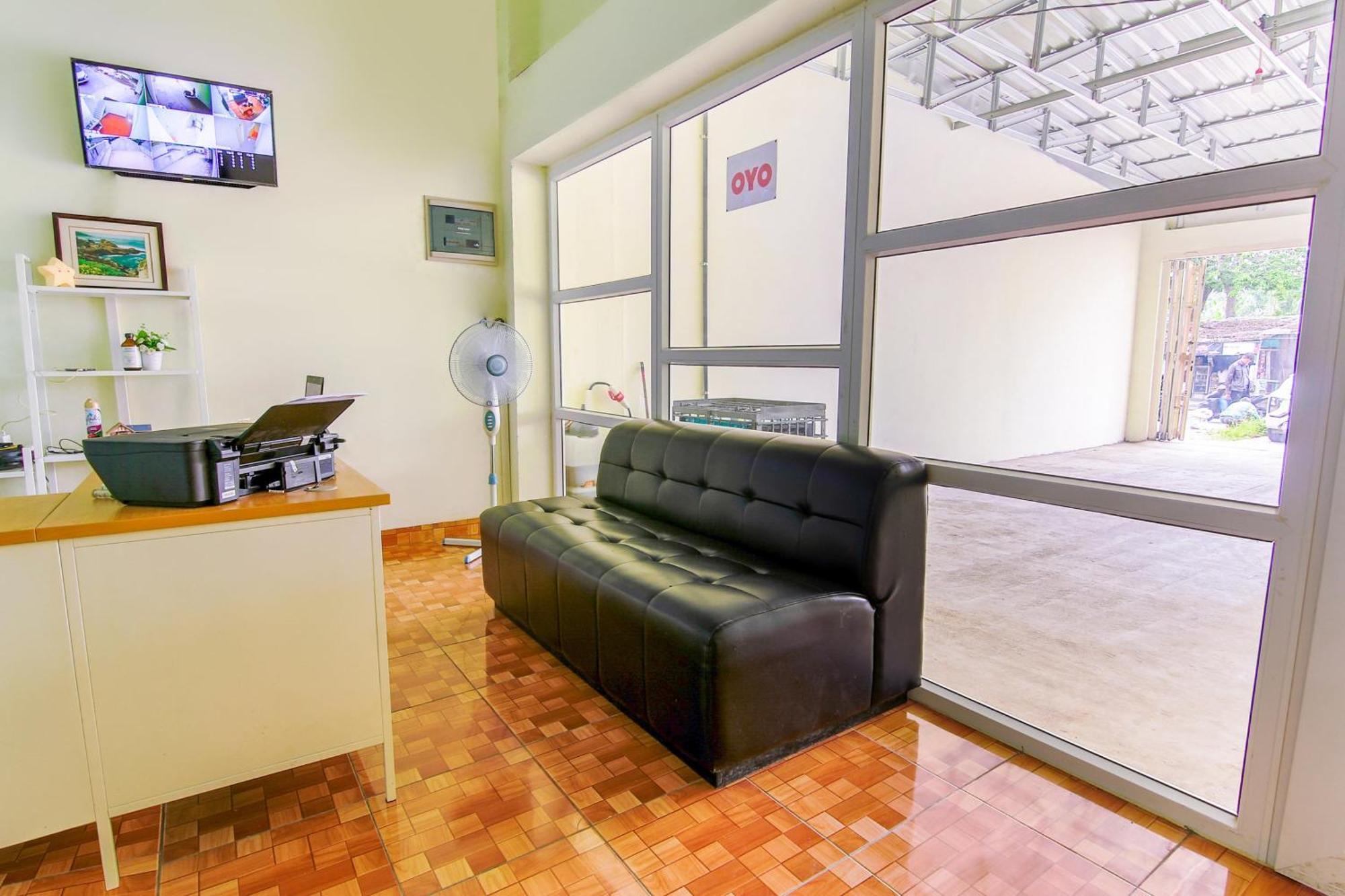 Oyo 3493 Nami House Hotell Medan Exteriör bild
